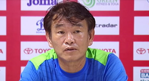 HLV Phan Thanh Hùng khen HAGL, chê trọng tài không rút thẻ đỏ học trò