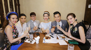 MC Nguyên Khang được bao vây bởi dàn mỹ nhân