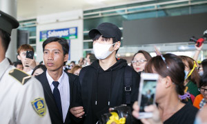 Nhóm Infinite hạnh phúc trong vòng vây fan ở sân bay Tân Sơn Nhất