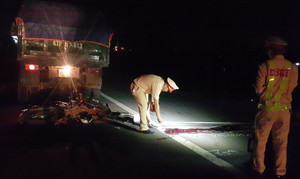 Tông vào xe tải nổ lốp, người đàn ông chết thảm