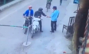Video: Tên trộm ngang nhiên qua mặt bảo vệ lấy cắp xe máy trong nhà xe bệnh viện