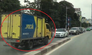 Chạy xe tải ngược chiều trên cầu vượt còn vung tay đòi nhường đường