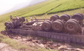 Container mất lái, tông nát taluy, 'phơi bụng' dưới ruộng