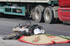 Người phụ nữ bán muối chết thảm dưới bánh xe tải