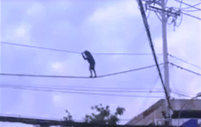 Thót tim giải cứu thanh niên đánh đu dây điện ở TP.HCM