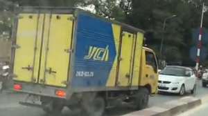 Tước bằng lái tài xế xe tải chạy ngược chiều trên cầu vượt còn vung tay đòi nhường đường