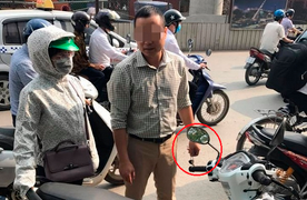 Video: Đâm vào xe máy, tài xế ‘ăn vạ’ bất thành, ném chìa khoá của phụ nữ