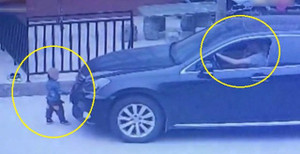 Mải nghe điện thoại, tài xế lái ô tô cán qua bé 2 tuổi