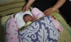 Bé trai chưa rụng dây rốn bị bỏ lại trong vườn