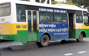 Nữ công nhân bị xe buýt cán chết trên đường đi làm