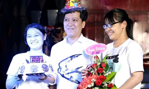 Trường Giang xúc động khi được khán giả tổ chức sinh nhật sớm