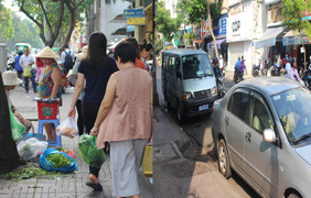 Xe biển xanh, hàng quán vẫn ‘cướp’ vỉa hè trắng trợn ở trung tâm Sài Gòn
