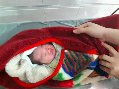 Bé trai còn nguyên dây rốn bị bỏ rơi trong vườn