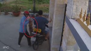 Cận cảnh 'cẩu tặc' bắn súng điện trộm chó gây căm phẫn
