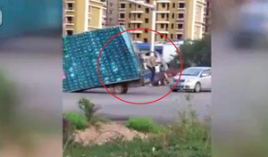 Chở quá cồng kềnh, xe ba gác bốc đầu như làm xiếc trên đường