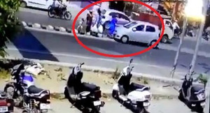 Chờ qua đường, cả gia đình bị ôtô cán qua