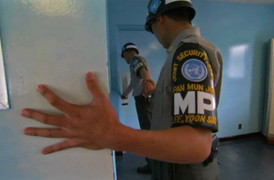 Vì sao binh sỹ Hàn Quốc luôn nắm tay nhau khi mở cửa thông sang Triều Tiên?