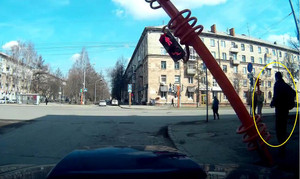 Thanh niên tốt bụng sửa cột đèn giao thông và cái kết bất ngờ