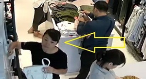 Video: Vờ làm khách hàng, lấy cắp túi xách của nữ công an trong shop thời trang