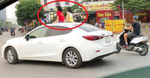 2 bé gái ngồi trên nóc xe ô tô Mazda ở Hà Nội: Ủy ban ATGT Quốc gia vào cuộc