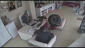 Bánh xe rớt từ ô tô đang chạy, văng trúng 2 người ngồi trong nhà