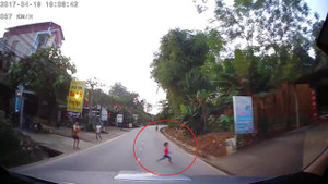 Bé gái lao qua đường như tên bắn, suýt chết dưới bánh ô tô