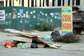 'Tuyệt không thấy thùng rác trên vỉa hè Hà Nội là do...dân ăn cắp'