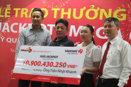 Video: Người trúng Vietlott hơn 10 tỉ đồng không đeo mặt nạ nhận thưởng
