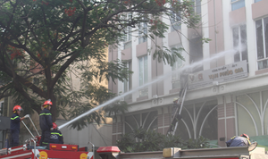 Cháy nổ lớn tòa nhà cao tầng ở TP.HCM, 10 người mắc kẹt trên sân thượng