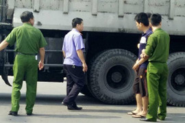 Đuổi theo tên cướp điện thoại, một phụ nữ chết thảm