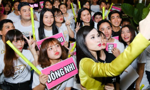 Fan xếp hàng 4 tiếng đồng hồ chờ gặp Đông Nhi