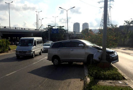 Hàng loạt ô tô gặp nạn vì vết dầu loang