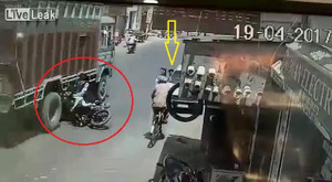 Ô tô mở cửa bất cẩn, 2 học sinh chết thảm dưới bánh xe tải