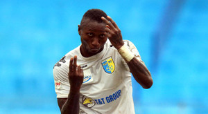 Hoàng Vũ Samson đánh người đã ăn vào máu: Đấm đối phương, đánh cả trọng tài