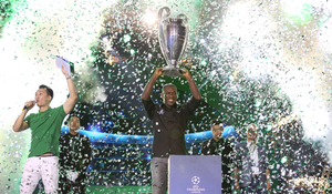 Seedorf hào hứng chứng kiến trận đấu bóng khổng lồ được tạo nên bởi hàng ngàn cầu thủ