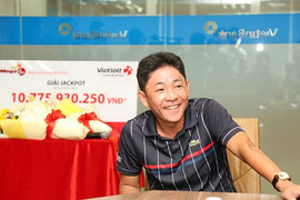 Tỷ phú Vietlott tiết lộ lý do không đeo mặt nạ khi nhận thưởng