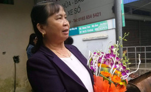 Dân Đồng Tâm mua hoa, treo cờ đón Chủ tịch Hà Nội về đối thoại