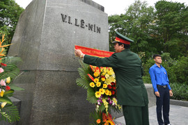 Hội hữu nghị Việt Nam - Liên bang Nga đặt lẵng hoa kỷ niệm 147 năm ngày sinh Lenin