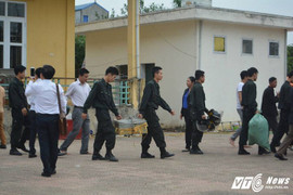 Khoảnh khắc xúc động khi 19 chiến sĩ được thả từ nhà văn hoá xã Đồng Tâm