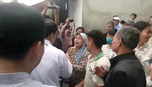 Người dân Đồng Tâm xúc động, đưa Chủ tịch Chung tới nhà văn hóa thôn Hoành