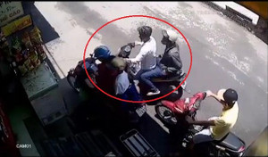 Clip: Cướp điện thoại trong 'nửa nốt nhạc', người phụ nữ 'đứng hình' giữa phố Sài Gòn