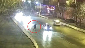 Hôn nhau giữa đường, đôi tình nhân Trung Quốc bị ô tô 'điên' đâm gục