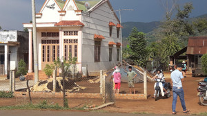 Đi làm rẫy bị sét đánh trúng, chồng chết vợ bị thương