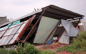 Hơn chục căn nhà bị tốc mái, sập tường trong dông lốc ở TP.HCM