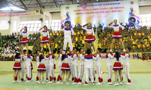 Xem màn nhảy cổ động nóng bỏng của những nữ sinh cảnh sát