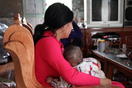 Truy nã ‘yêu râu xanh’ khiến bé gái sinh con ở tuổi 13