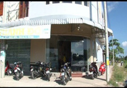 Bị vây bắt, tên cướp tiệm vàng dùng súng bắn trả công an