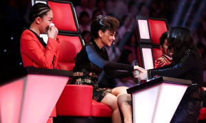 Thu Minh hành động bất ngờ trên sân khấu khiến Tóc Tiên bật khóc