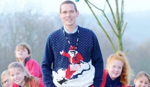 Hiệu trưởng mặc quần đùi đến trường thay lời cảm ơn