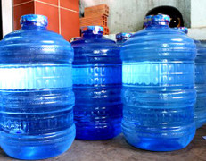 Học sinh lớp 8 bơm thuốc thực vật vào bình nước để hại bạn